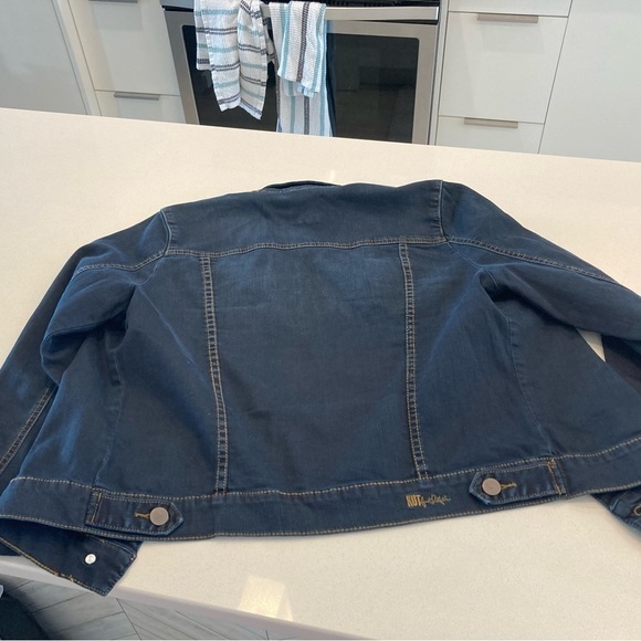 Kut from the kloth dark wash Amelia denim Jean jacket size large - Picture 3 of 9